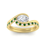 Load image into Gallery viewer, east-west-oval-emerald-wedding-band-ring-set-in-yellow-gold-fdens7806ovgemgrangle5-nl-yg.jpg?v=1759991829