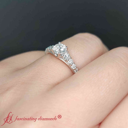 graduated-round-cut-diamond-engagement-ring-in-FDENR9450ROR-NL-RG