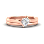 Load image into Gallery viewer, round-cut-diamond-serenity-solitaire-wedding-set-in-rose-gold-fdens1020rosleep-nl-rg?v=1764307635