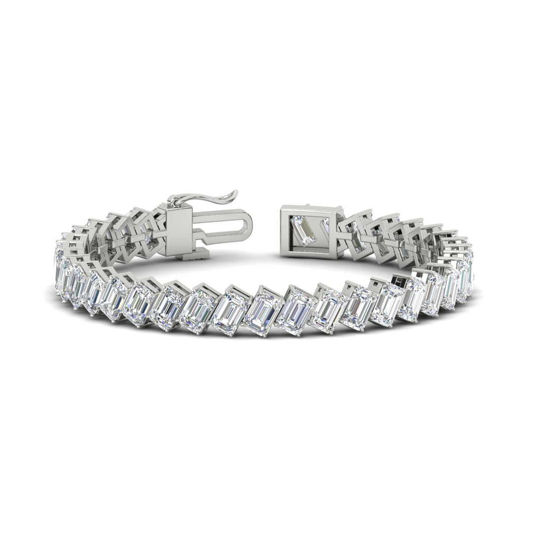 24-carat-emerald-diagonal-tennis-bracelet-in-white-gold-fdbrc11518-6.00x4.00-nl-wg.jpg?v=1764932190