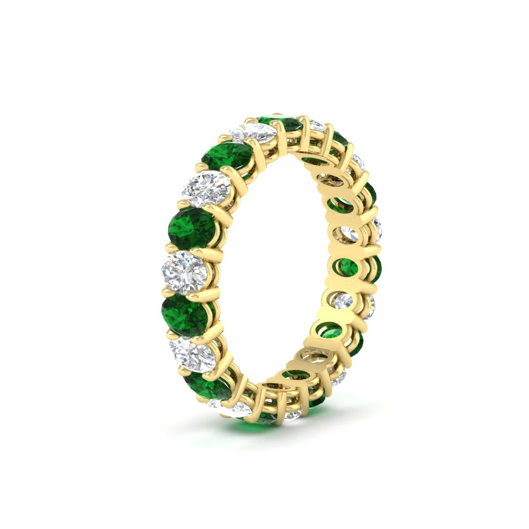 3-carat-oval-diamond-full-eternity-band-with-emerald-in-yellow-gold-fdewb8324ovgemgrangle2-4.00x3.00mm-nl-yg