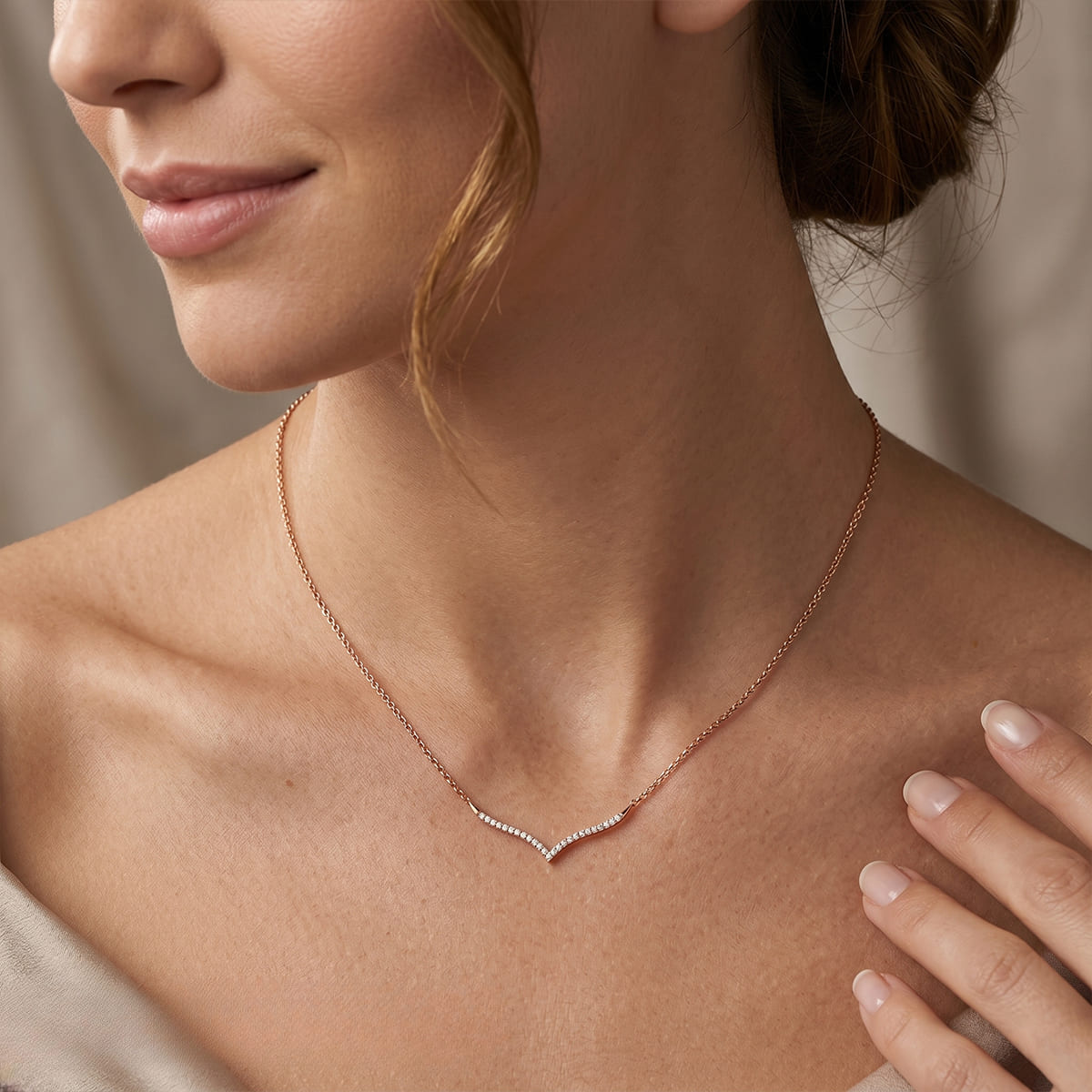 How to Choose Between a Simple Necklace and a Pendant Necklace