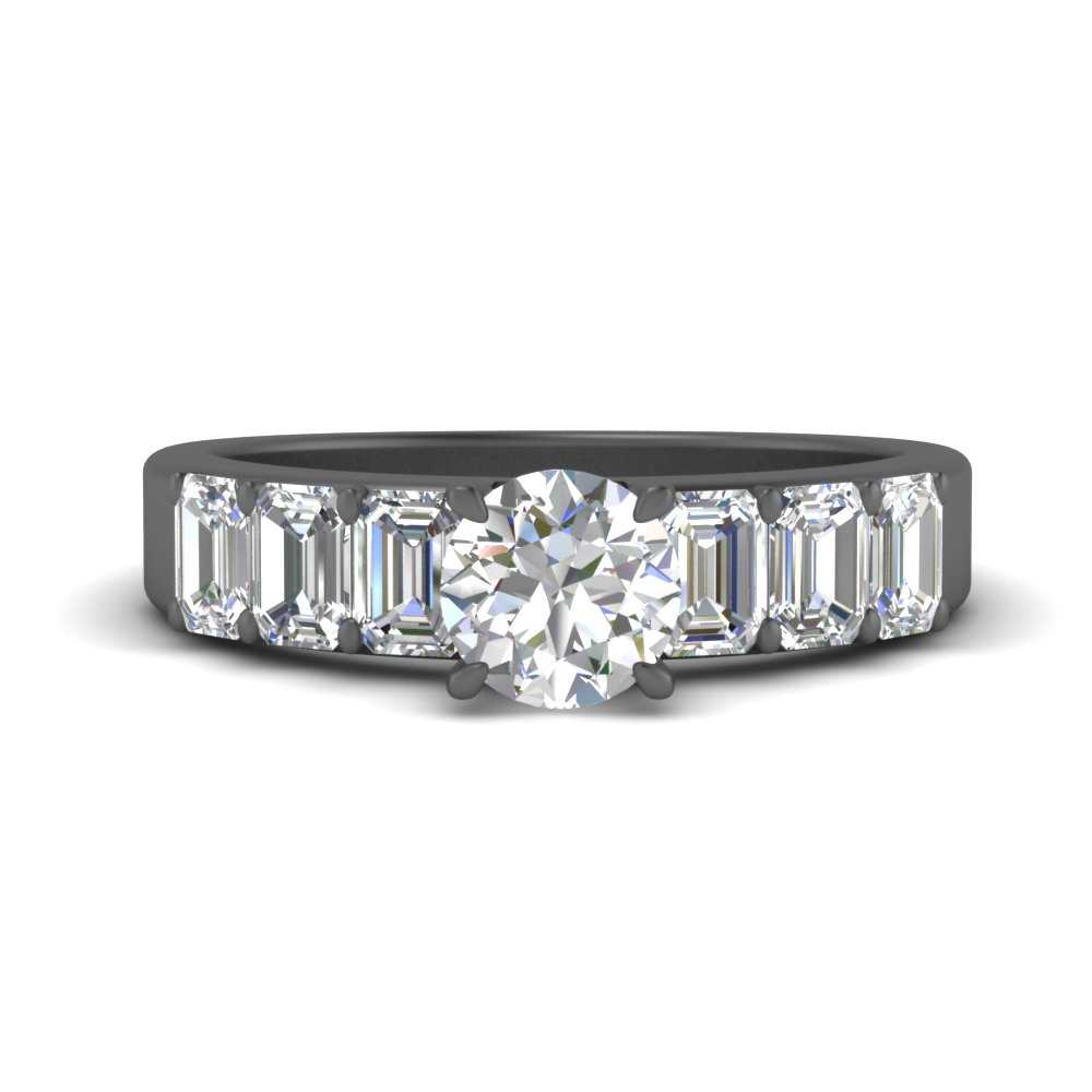 Round Cut Luxurious Engagement Ring