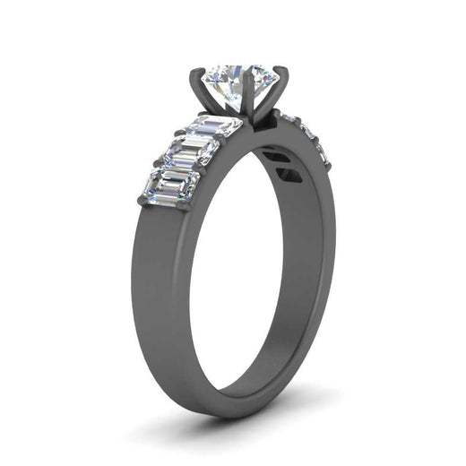 Round Cut Luxurious Engagement Ring