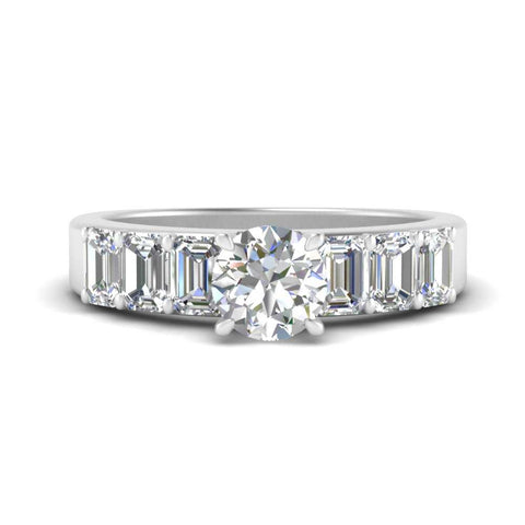 Round Cut Luxurious Engagement Ring