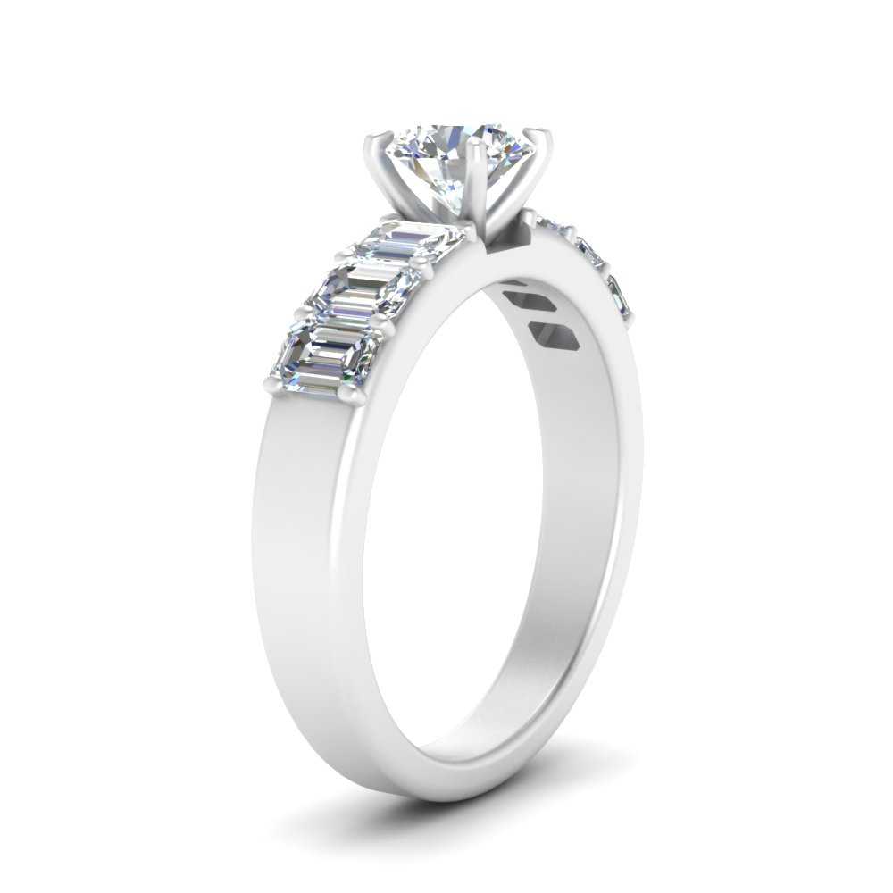 Round Cut Luxurious Engagement Ring