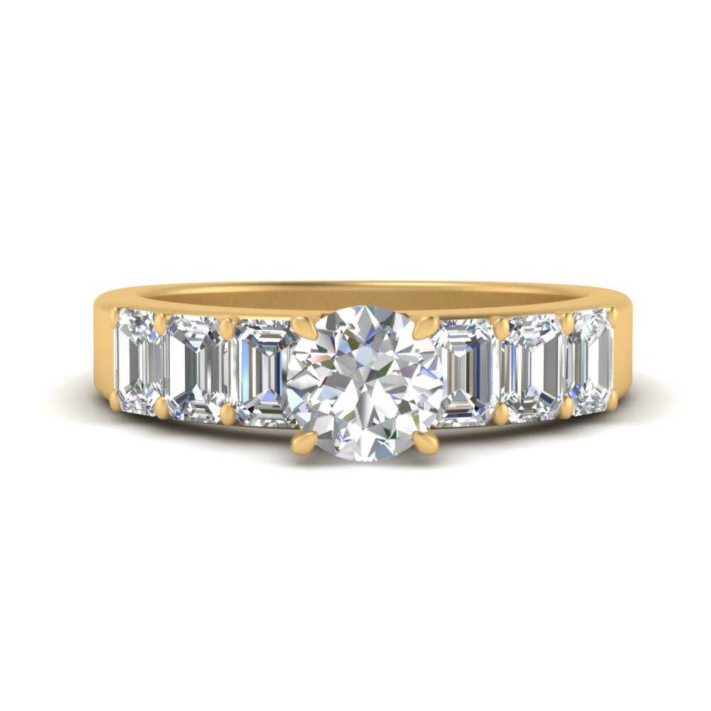 Round Cut Luxurious Engagement Ring