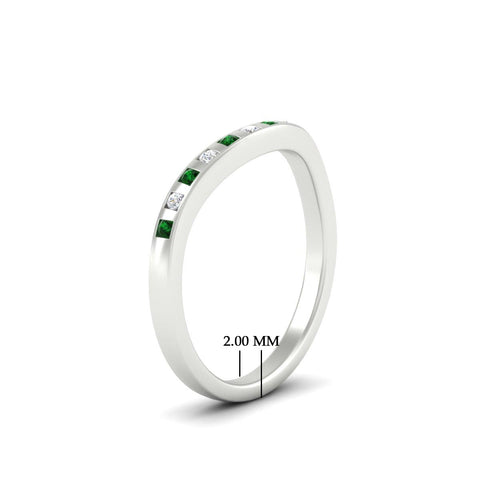 flush-set-emerald-curved-wedding-band-in-white-gold-fdens2255bgemgrangle2-nl-wg-ws4-hw.jpg?v=1776142549