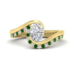 Load image into Gallery viewer, oval-shaped-swirl-emerald-wedding-band-set-in-yellow-gold-fdens7806ovvtgemgr-nl-yg.jpg?v=1759991270
