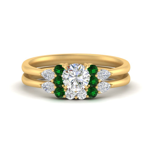 pear-accent-emerald-round-cut-wedding-ring-set-in-FD9289ROGEMGR-ANGLE3-NL-YG