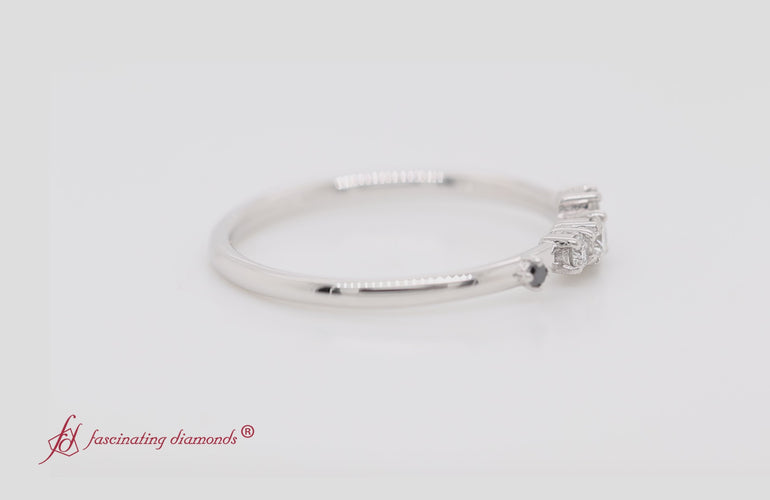 asymmetric-promise-ring-with-black-diamond-in-white-gold-fd8354-video