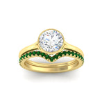 Load image into Gallery viewer, round-cut-bezel-solitaire-ring-with-emerald-band-in-yellow-gold-FD11229ROGEMGRANGLE5-NL-YG_092fd2ae-a2db-4dfc-9ea3-c5b5325ed657.jpg?v=1758702963
