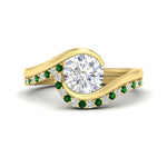 Load image into Gallery viewer, round-cut-swirl-emerald-wedding-band-set-in-yellow-gold-fdens7806rogemgr-nl-yg.jpg?v=1759906354