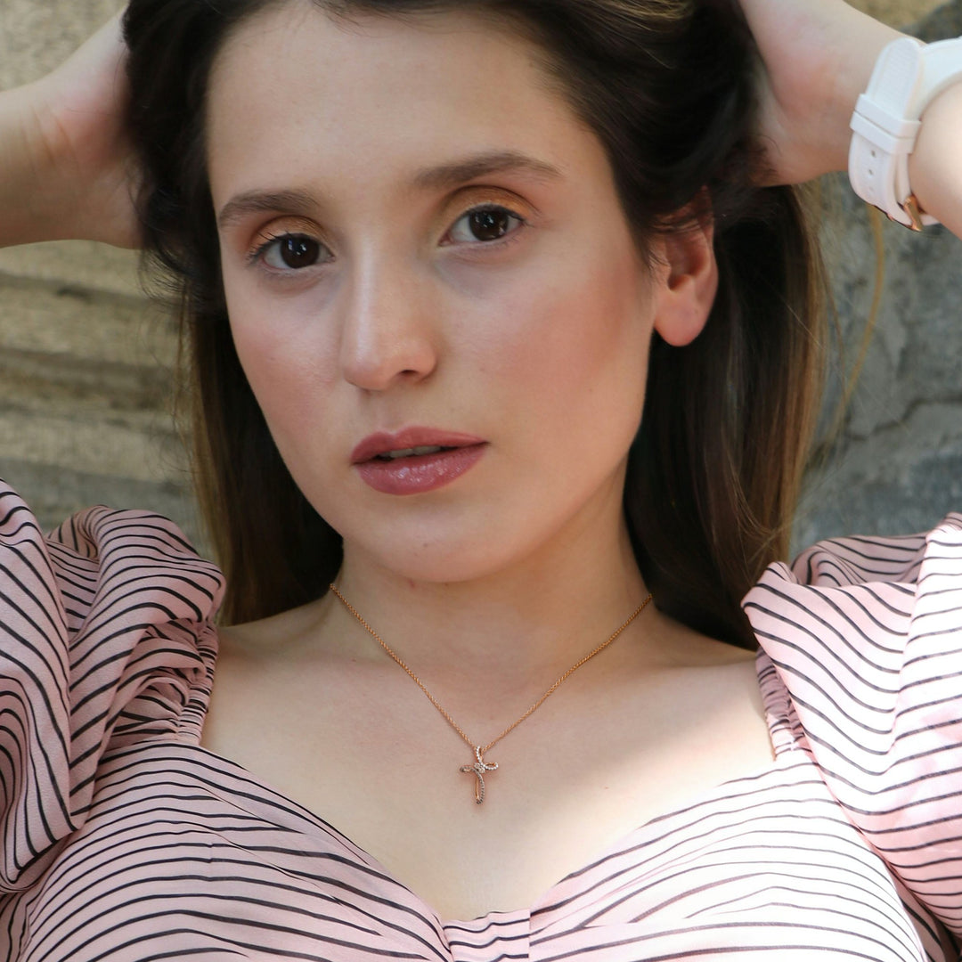 twisted-cross-diamond-pendant-in-rose-gold-fdpd10796-model-nl-rg